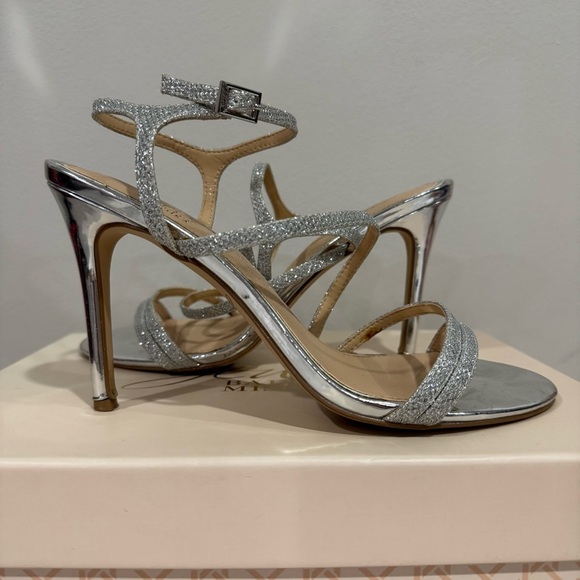 Jewel Badgley Mischka Silver Metallic Strappy Bridal Heels Size 7.5 - Picture 1 of 15